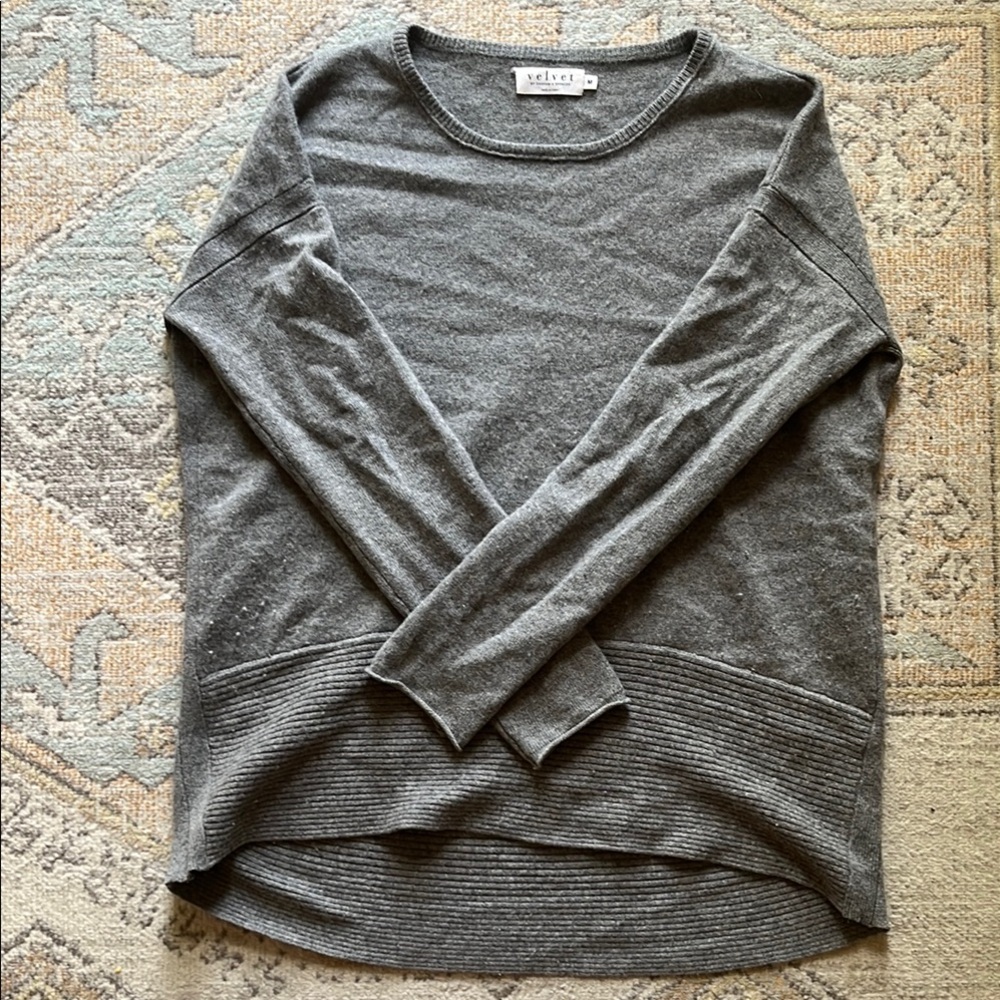 Velvet by Graham & Spencer Grey Long Sleeve Sweater